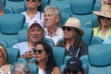 MIAMI GARDENS, FLORIDA - 28 Mart 2024: Jon Bon Jovi ve eşi Dorothea, Miami, Florida 'daki Hard Rock Stadyumu' nda düzenlenen 2024 Miami Open sırasında Alexander Zverev ve Fabian Marozsan arasında oynanan maça katıldılar.