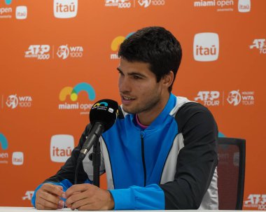 MIAMI GARDENS, FLORIDA - 28 Mart 2024: İspanya 'dan Carlos Alcaraz 2024' te Miami 'deki Hard Rock Stadyumu' nda oynanan 2024 Miami Açık 'ta Bulgar Grigor Dimitrov ile oynanan çeyrek final karşılaşması sonrasında düzenlediği basın toplantısında