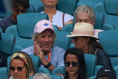 MIAMI GARDENS, FLORIDA - 28 Mart 2024: Jon Bon Jovi ve eşi Dorothea, Miami, Florida 'daki Hard Rock Stadyumu' nda düzenlenen 2024 Miami Open sırasında Alexander Zverev ve Fabian Marozsan arasında oynanan maça katıldılar.
