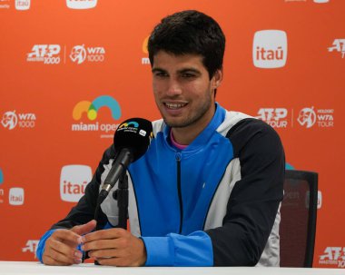 MIAMI GARDENS, FLORIDA - 28 Mart 2024: İspanya 'dan Carlos Alcaraz 2024' te Miami 'deki Hard Rock Stadyumu' nda oynanan 2024 Miami Açık 'ta Bulgar Grigor Dimitrov ile oynanan çeyrek final karşılaşması sonrasında düzenlediği basın toplantısında