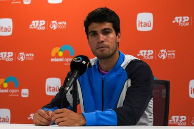 MIAMI GARDENS, FLORIDA - 28 Mart 2024: İspanya 'dan Carlos Alcaraz 2024' te Miami 'deki Hard Rock Stadyumu' nda oynanan 2024 Miami Açık 'ta Bulgar Grigor Dimitrov ile oynanan çeyrek final karşılaşması sonrasında düzenlediği basın toplantısında