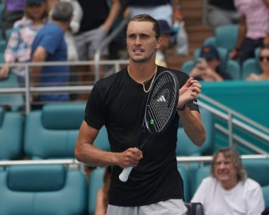 MIAMI GARDENS, FLORIDA - 28 Mart 2024: Almanya 'dan Alexander Zverev, Miami' deki Hard Rock Stadyumu 'nda oynanan 2024 Miami Açık' ta Macar Fabian Marozsan 'a karşı oynanan çeyrek final maçı sonrasında zaferini kutladı.