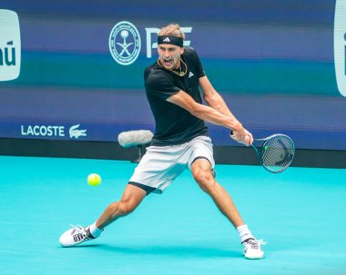 MIAMI GARDENS, FLORIDA - 28 Mart 2024: Almanya 'dan Alexander Zverev 2024' te Miami 'deki Hard Rock Stadyumu' nda Macar Fabian Marozsan 'a karşı oynadığı çeyrek final maçında