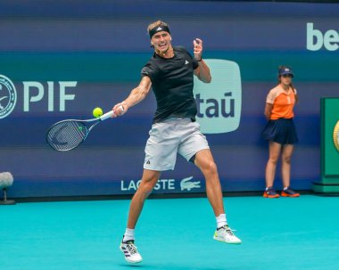 MIAMI GARDENS, FLORIDA - 28 Mart 2024: Almanya 'dan Alexander Zverev 2024' te Miami 'deki Hard Rock Stadyumu' nda Macar Fabian Marozsan 'a karşı oynadığı çeyrek final maçında