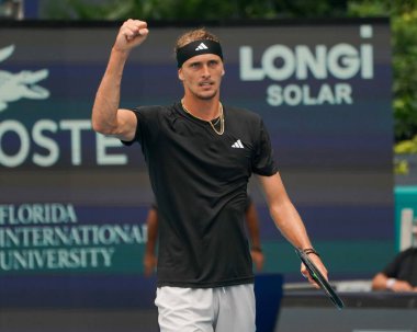 MIAMI GARDENS, FLORIDA - 28 Mart 2024: Almanya 'dan Alexander Zverev, Miami' deki Hard Rock Stadyumu 'nda oynanan 2024 Miami Açık' ta Macar Fabian Marozsan 'a karşı oynanan çeyrek final maçı sonrasında zaferini kutladı.