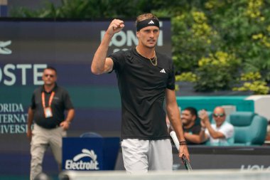 MIAMI GARDENS, FLORIDA - 28 Mart 2024: Almanya 'dan Alexander Zverev, Miami' deki Hard Rock Stadyumu 'nda oynanan 2024 Miami Açık' ta Macar Fabian Marozsan 'a karşı oynanan çeyrek final maçı sonrasında zaferini kutladı.