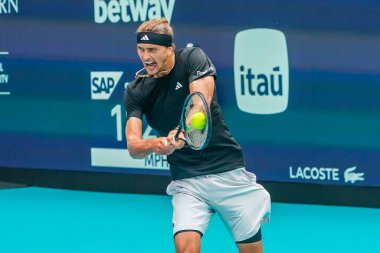 MIAMI GARDENS, FLORIDA - 28 Mart 2024: Almanya 'dan Alexander Zverev 2024' te Miami 'deki Hard Rock Stadyumu' nda Macar Fabian Marozsan 'a karşı oynadığı çeyrek final maçında