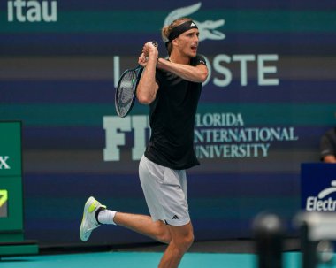 MIAMI GARDENS, FLORIDA - 28 Mart 2024: Almanya 'dan Alexander Zverev 2024' te Miami 'deki Hard Rock Stadyumu' nda Macar Fabian Marozsan 'a karşı oynadığı çeyrek final maçında
