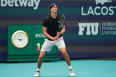 MIAMI GARDENS, FLORIDA - 28 Mart 2024: Almanya 'dan Alexander Zverev 2024' te Miami 'deki Hard Rock Stadyumu' nda Macar Fabian Marozsan 'a karşı oynadığı çeyrek final maçında