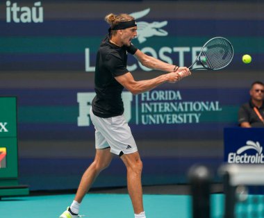 MIAMI GARDENS, FLORIDA - 28 Mart 2024: Almanya 'dan Alexander Zverev 2024' te Miami 'deki Hard Rock Stadyumu' nda Macar Fabian Marozsan 'a karşı oynadığı çeyrek final maçında