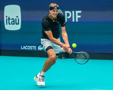 MIAMI GARDENS, FLORIDA - 28 Mart 2024: Almanya 'dan Alexander Zverev 2024' te Miami 'deki Hard Rock Stadyumu' nda Macar Fabian Marozsan 'a karşı oynadığı çeyrek final maçında