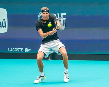 MIAMI GARDENS, FLORIDA - 28 Mart 2024: Almanya 'dan Alexander Zverev 2024' te Miami 'deki Hard Rock Stadyumu' nda Macar Fabian Marozsan 'a karşı oynadığı çeyrek final maçında