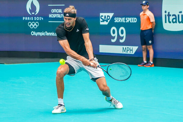 МИАМИ-ГАРДЕНС, ФЛОРИДА - 28 МАРТА 2024: Александр Зверев из Германии в действии во время четвертьфинального матча против Фабиана Марозсана из Венгрии на Открытом чемпионате Майами 2024 года на стадионе Хард Рок в Майами Гарденс