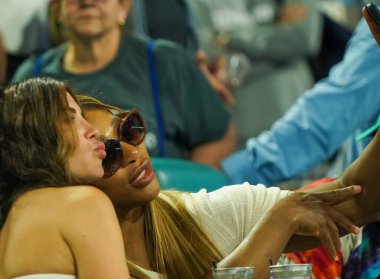 MIAMI GARDENS, FLORIDA - 29 Mart 2024: Serena Williams ve arkadaşları Miami Açık yarı final maçına Grigor Dimitrov ile Alexander Zverev arasında Florida 'daki Hard Rock Stadyumu' nda katıldılar.