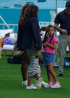 MIAMI GARDENS, FLORIDA - 29 Mart 2024: Serena Williams ve kızı Alexis Olympia Ohanian Miami 'deki Hard Rock Stadyumu' nda 2024 Miami Açık Günü 'nü ziyaret ettiler.