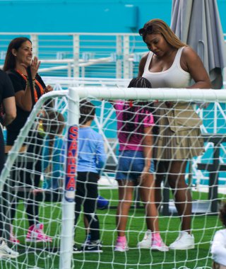 MIAMI GARDENS, FLORIDA - 29 Mart 2024: Serena Williams ve kızı Alexis Olympia Ohanian Miami 'deki Hard Rock Stadyumu' nda 2024 Miami Açık Günü 'nü ziyaret ettiler.