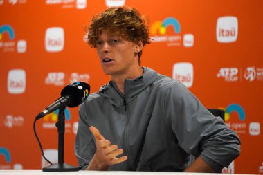 MIAMI GARDENS, FLORIDA - 29 Mart 2024: Miami 'deki Hard Rock Stadyumu' nda oynanan 2024 Miami Açık 'ta Rus Daniil Medvedev ile oynanan çeyrek final maçı sonrasında İtalyan Jannik Sinner