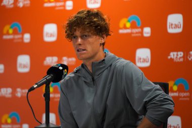 MIAMI GARDENS, FLORIDA - 29 Mart 2024: Miami 'deki Hard Rock Stadyumu' nda oynanan 2024 Miami Açık 'ta Rus Daniil Medvedev ile oynanan çeyrek final maçı sonrasında İtalyan Jannik Sinner