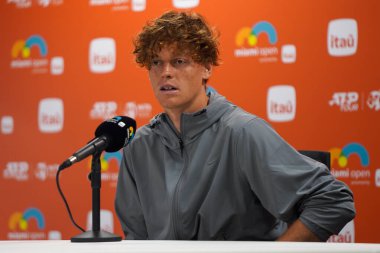 MIAMI GARDENS, FLORIDA - 29 Mart 2024: Miami 'deki Hard Rock Stadyumu' nda oynanan 2024 Miami Açık 'ta Rus Daniil Medvedev ile oynanan çeyrek final maçı sonrasında İtalyan Jannik Sinner