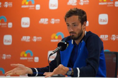 MIAMI GARDENS, FLORIDA - 29 Mart 2024: Rusya 'dan Daniil Medvedev, İtalya' dan Jannik Sinner ile oynadığı çeyrek final maçının ardından Miami 'deki Hard Rock Stadyumu' nda düzenlenen basın toplantısında