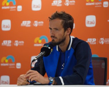 MIAMI GARDENS, FLORIDA - 29 Mart 2024: Rusya 'dan Daniil Medvedev, İtalya' dan Jannik Sinner ile oynadığı çeyrek final maçının ardından Miami 'deki Hard Rock Stadyumu' nda düzenlenen basın toplantısında