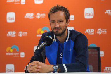 MIAMI GARDENS, FLORIDA - 29 Mart 2024: Rusya 'dan Daniil Medvedev, İtalya' dan Jannik Sinner ile oynadığı çeyrek final maçının ardından Miami 'deki Hard Rock Stadyumu' nda düzenlenen basın toplantısında