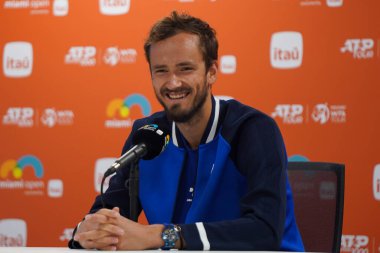 MIAMI GARDENS, FLORIDA - 29 Mart 2024: Rusya 'dan Daniil Medvedev, İtalya' dan Jannik Sinner ile oynadığı çeyrek final maçının ardından Miami 'deki Hard Rock Stadyumu' nda düzenlenen basın toplantısında
