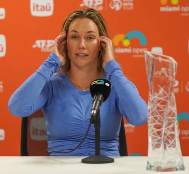 MIAMI GARDENS, FLORIDA - Miami Gardens 'taki Hard Rock Stadyumu' nda oynanan bayanlar final maçında Kazakistan 'lı Elena Rybakina' yı yendikten sonra 30 Mart 2024 Miami Açık Şampiyonu Danielle Collins