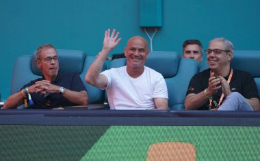 MIAMI GARDENS, FLORIDA - 30 Mart 2024: Andre Agassi Miami Açık bayanlar final maçına ABD 'li Danielle Collins ile Florida' daki Hard Rock Stadyumu 'nda Kazakistan' dan Elena Rybakina arasında katıldı.