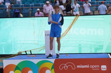 MIAMI GARDENS, FLORIDA - 31 Mart 2024 Miami Açık Şampiyonu Jannik Sinner, Florida 'daki Hard Rock Stadyumu' nda oynanan erkekler final maçında Bulgar Grigor Dimitrov 'u mağlup ettikten sonra şampiyon poz verdi