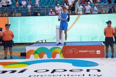 MIAMI GARDENS, FLORIDA - 31 Mart 2024 Miami Açık Şampiyonu Jannik Sinner, Florida 'daki Hard Rock Stadyumu' nda oynanan erkekler final maçında Bulgar Grigor Dimitrov 'u mağlup ettikten sonra şampiyon poz verdi