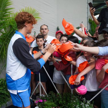 MIAMI GARDENS, FLORIDA - 31 Mart 2024 Miami Açık Şampiyonu Jannik Sinner, Miami Gardens, Florida 'daki Hard Rock Stadyumu' nda oynanan erkekler final maçında Bulgar Grigor Dimitrov 'u yendikten sonra imza topladı.