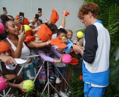 MIAMI GARDENS, FLORIDA - 31 Mart 2024 Miami Açık Şampiyonu Jannik Sinner, Miami Gardens, Florida 'daki Hard Rock Stadyumu' nda oynanan erkekler final maçında Bulgar Grigor Dimitrov 'u yendikten sonra imza topladı.