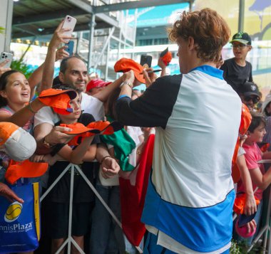 MIAMI GARDENS, FLORIDA - 31 Mart 2024 Miami Açık Şampiyonu Jannik Sinner, Miami Gardens, Florida 'daki Hard Rock Stadyumu' nda oynanan erkekler final maçında Bulgar Grigor Dimitrov 'u yendikten sonra imza topladı.