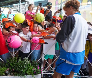 MIAMI GARDENS, FLORIDA - 31 Mart 2024 Miami Açık Şampiyonu Jannik Sinner, Miami Gardens, Florida 'daki Hard Rock Stadyumu' nda oynanan erkekler final maçında Bulgar Grigor Dimitrov 'u yendikten sonra imza topladı.