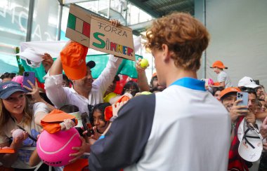 MIAMI GARDENS, FLORIDA - 31 Mart 2024 Miami Açık Şampiyonu Jannik Sinner, Miami Gardens, Florida 'daki Hard Rock Stadyumu' nda oynanan erkekler final maçında Bulgar Grigor Dimitrov 'u yendikten sonra imza topladı.