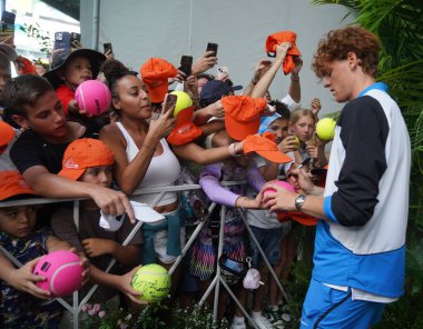 MIAMI GARDENS, FLORIDA - 31 Mart 2024 Miami Açık Şampiyonu Jannik Sinner, Miami Gardens, Florida 'daki Hard Rock Stadyumu' nda oynanan erkekler final maçında Bulgar Grigor Dimitrov 'u yendikten sonra imza topladı.