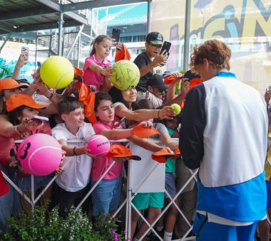 MIAMI GARDENS, FLORIDA - 31 Mart 2024 Miami Açık Şampiyonu Jannik Sinner, Miami Gardens, Florida 'daki Hard Rock Stadyumu' nda oynanan erkekler final maçında Bulgar Grigor Dimitrov 'u yendikten sonra imza topladı.