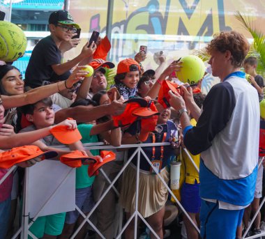 MIAMI GARDENS, FLORIDA - 31 Mart 2024 Miami Açık Şampiyonu Jannik Sinner, Miami Gardens, Florida 'daki Hard Rock Stadyumu' nda oynanan erkekler final maçında Bulgar Grigor Dimitrov 'u yendikten sonra imza topladı.