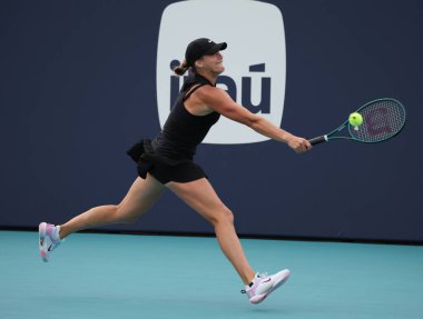 MIAMI GARDENS, FLORIDA - 22 Mart 2024: Belaruslu Aryna Sabalenka, İspanya 'dan Paula Badosa' ya karşı oynanan 64 turluk maçta Miami 'deki Hard Rock Stadyumu' nda oynanacak.