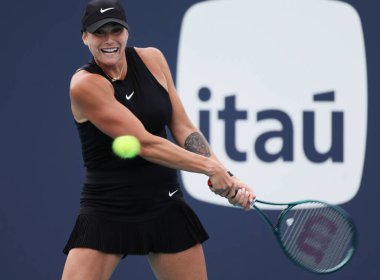 MIAMI GARDENS, FLORIDA - 22 Mart 2024: Belaruslu Aryna Sabalenka, İspanya 'dan Paula Badosa' ya karşı oynanan 64 turluk maçta Miami 'deki Hard Rock Stadyumu' nda oynanacak.