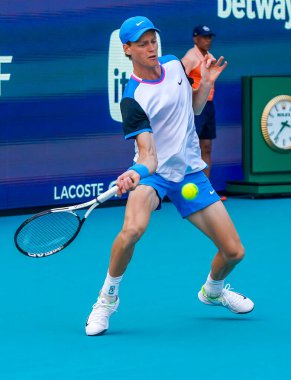 MIAMI GARDENS, FLORIDA - 31 Mart 2024: Jannik Sinner, Miami 'deki Hard Rock Stadyumu' nda oynanan 2024 Miami Açık 'ta Bulgar Grigor Dimitrov ile oynanan erkekler final karşılaşmasında