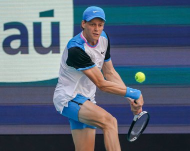 MIAMI GARDENS, FLORIDA - 31 Mart 2024: Jannik Sinner, Miami 'deki Hard Rock Stadyumu' nda oynanan 2024 Miami Açık 'ta Bulgar Grigor Dimitrov ile oynanan erkekler final karşılaşmasında