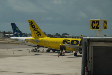 West PALM BEACH, FLORIDA - 31 Mayıs 2021: Spirit Airlines ve JetBlue uçakları Palm Beach Uluslararası Havaalanı, Florida. Spirit Airlines, ABD, Karayipler ve Latin Amerika 'nın önde gelen Ultra Düşük Maliyetli Carrier' i.