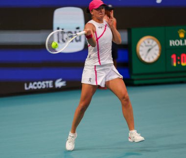 MIAMI GARDENS, FLORIDA - 23 Mart 2024: Polonyalı Iga Swiatek, Miami 'deki Hard Rock Stadyumu' nda oynanan 2024 Miami Açık 'ta oynanan 64' üncü tur maçında İtalyan Camila Giorgi 'ye karşı mücadele etti.
