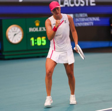 MIAMI GARDENS, FLORIDA - 23 Mart 2024: Polonyalı Iga Swiatek, Miami 'deki Hard Rock Stadyumu' nda oynanan 2024 Miami Açık 'ta oynanan 64' üncü tur maçında İtalyan Camila Giorgi 'ye karşı mücadele etti.