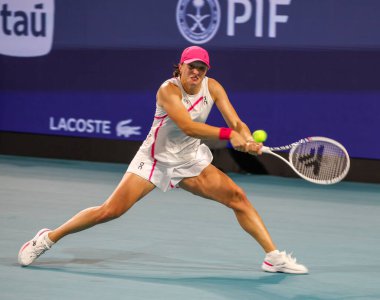 MIAMI GARDENS, FLORIDA - 25 Mart 2024: Polonya 'dan Iga Swiatek, Rusya' dan Ekaterina Alexandrova 'ya karşı Miami' deki Hard Rock Stadyumu 'nda oynanan maçta