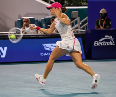 MIAMI GARDENS, FLORIDA - 23 Mart 2024: Polonyalı Iga Swiatek, Miami 'deki Hard Rock Stadyumu' nda oynanan 2024 Miami Açık 'ta oynanan 64' üncü tur maçında İtalyan Camila Giorgi 'ye karşı mücadele etti.