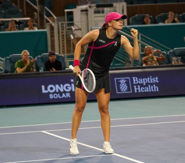 MIAMI GARDENS, FLORIDA - 24 Mart 2024: Polonya 'dan Iga Swiatek, Çek Cumhuriyeti' nden Linda Noskova 'ya karşı oynadığı 32 turda Miami' deki Hard Rock Stadyumu 'nda oynanan maçta