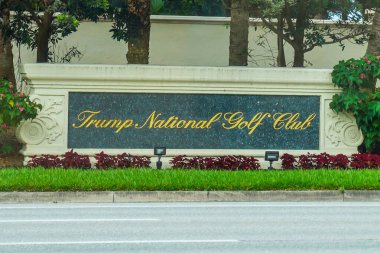 JUPITER, FLORIDA - 25 Mart 2024: Jüpiter, Florida 'daki Trump National Golf Kulübü. Jüpiter, Florida 'da Jack Nicklaus tarafından tasarlanmış 7.242 yardlık özel bir golf kulübü.